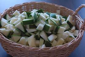 Raw Mango Slice / Kaccha kata hua Aam/Acchar Wala Aam